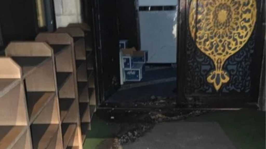 “Israeli” Settlers Torch Mosque Entrance South of Nablus