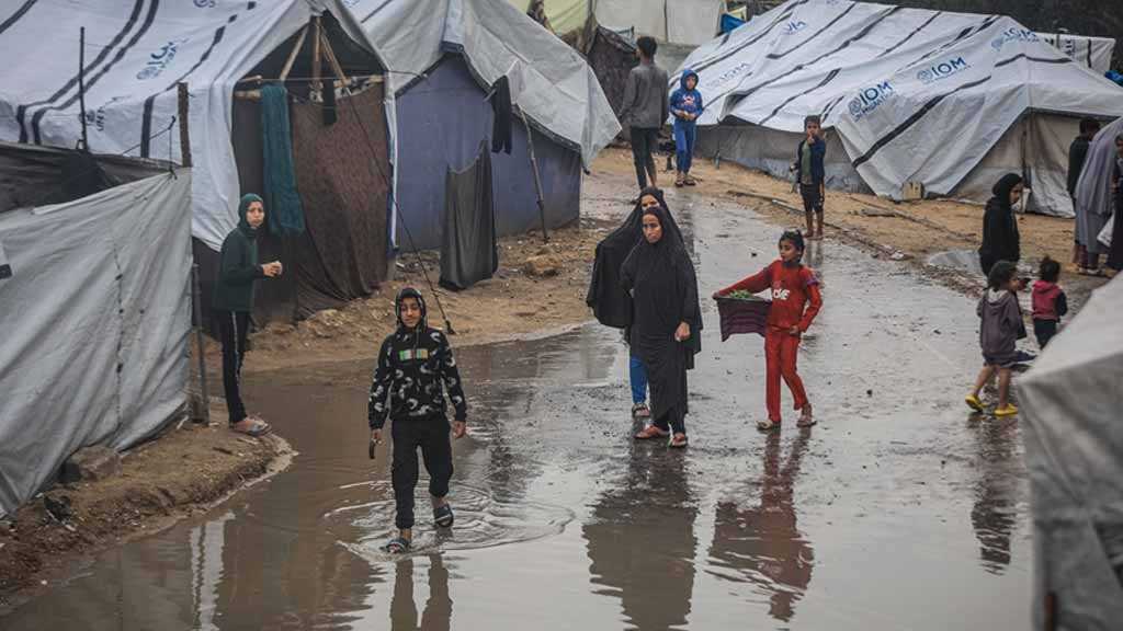 Storm Soaks Displacement Camps in Gaza During Ramadan