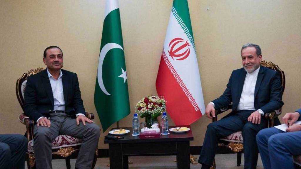 Araghchi Praises Pakistan After Iran–US Talks, Meets Asim Munir