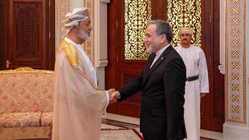 Araghchi: Iran, Oman Align to Secure Hormuz