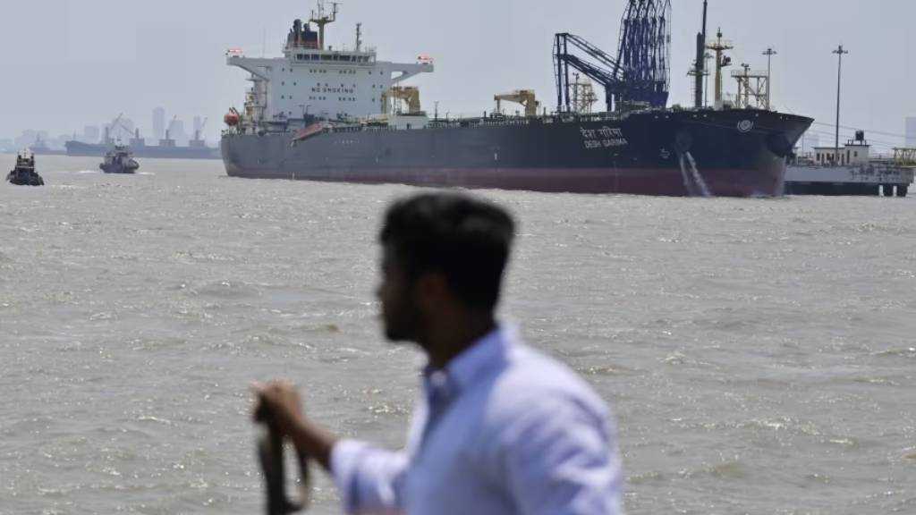 Oil Eases After 2026 Peak as Trump’s Hormuz Plan Begins Rollout
