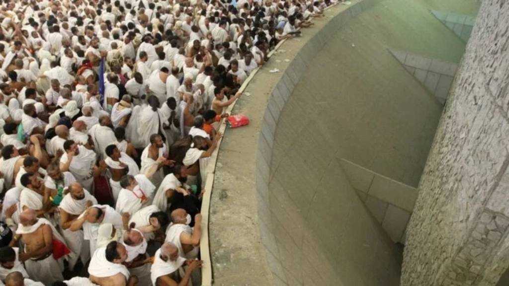 Pilgrims Perform Jamarat Stoning on First Day of Eid Al-Adha