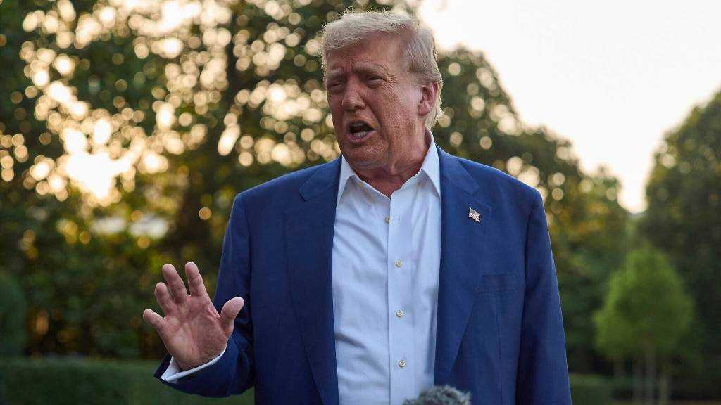“Unhappy” Trump Urges ’Israel’ Halt Strikes, Pushes Iran Talks