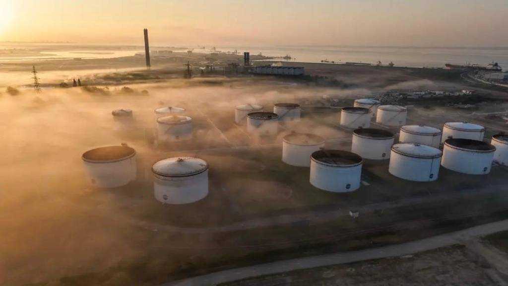 Oil Falls to Pre-War Levels on Supply Surge