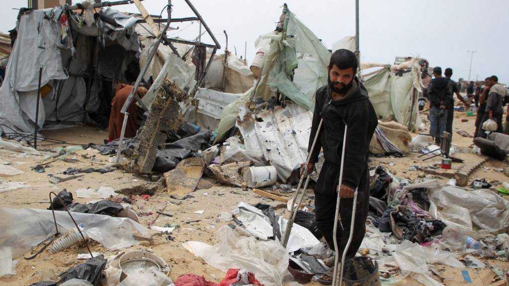 ’Israel’ Strikes Civilian Tent in Gaza, Two Martyred