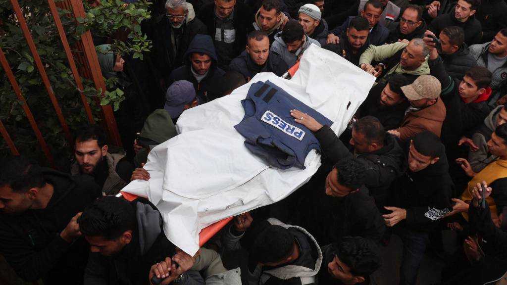 Palestinian Syndicate: “Israel” Defaming Martyred Journalists