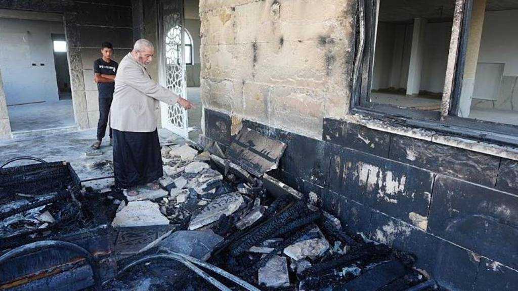 “Israeli” Settlers Escalate Attacks, Torch Two Mosques in West Bank