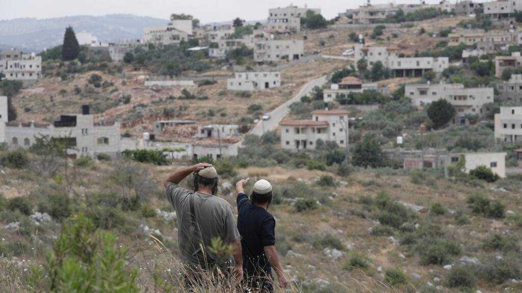 “Israel” Imposes Military Closure on Palestinian Christian Village