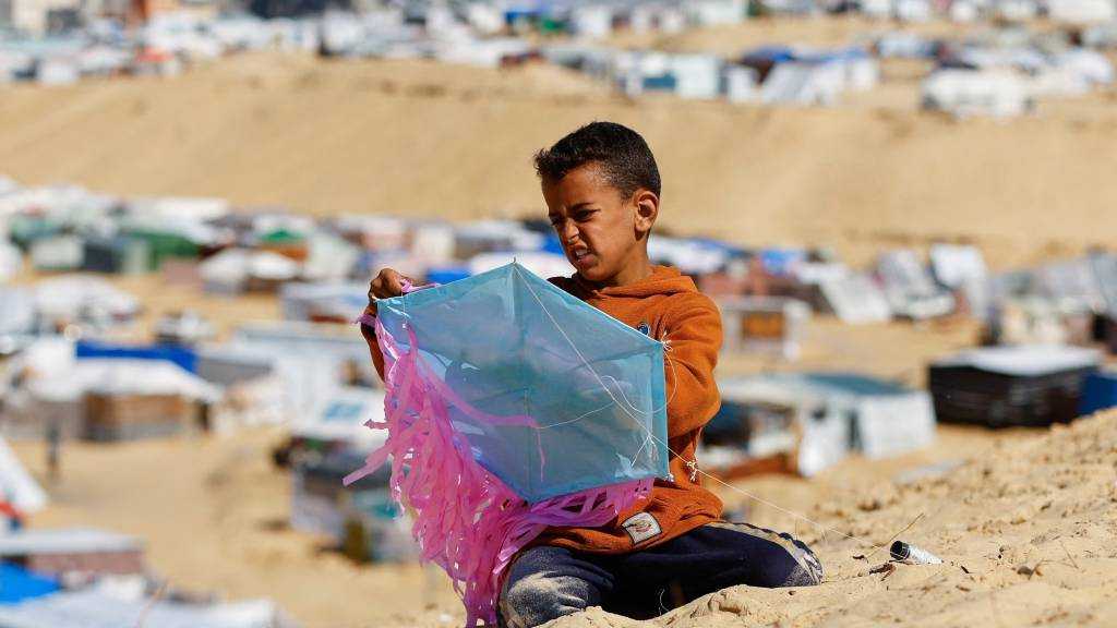 “Israel” Turns Gaza Children’s Kites into A New Pretext for Aggression