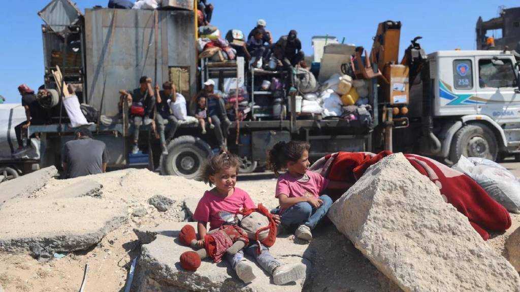 ’Israeli’ Shelling Targets School, Martyrs Child in Gaza