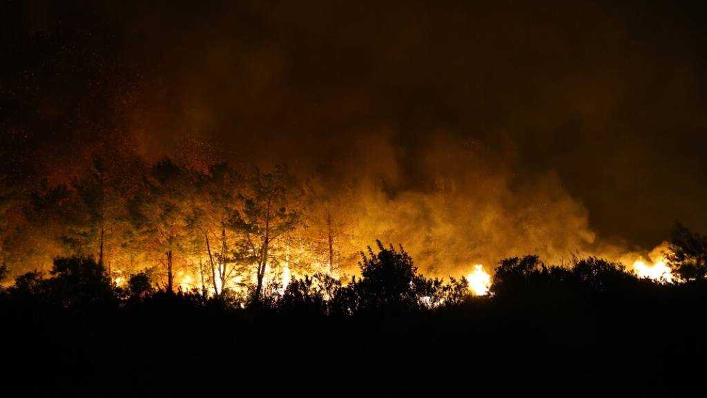 Turkey: Hundreds Evacuated amid Massive Fires in Antalya