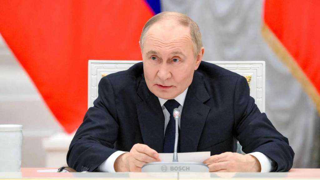  Putin: New Arms Program Prioritizes Nuclear Triad, Air Defense