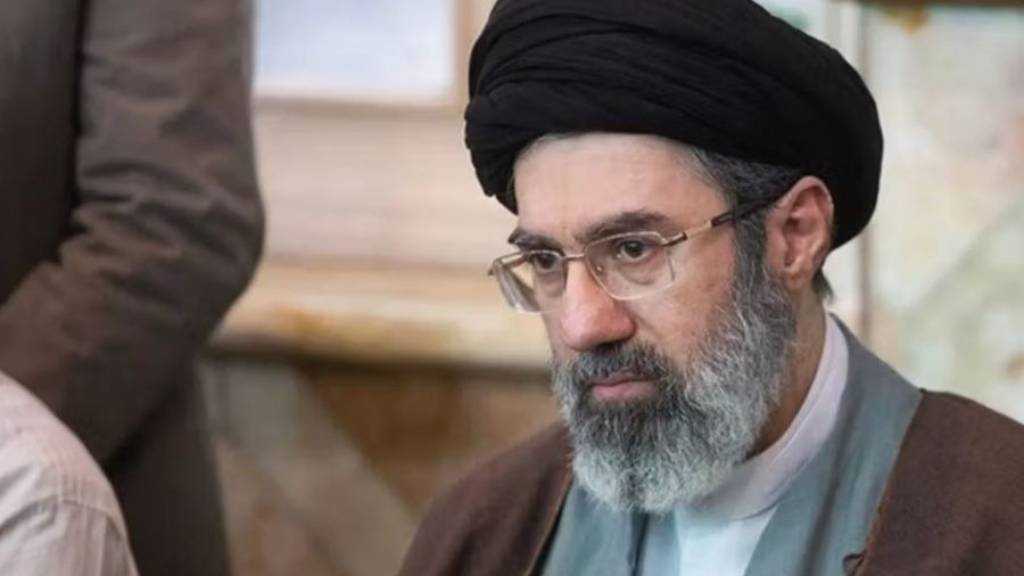 Ayatollah Khamenei: Knowledge, Morality will Cut off Hands of Aggressors