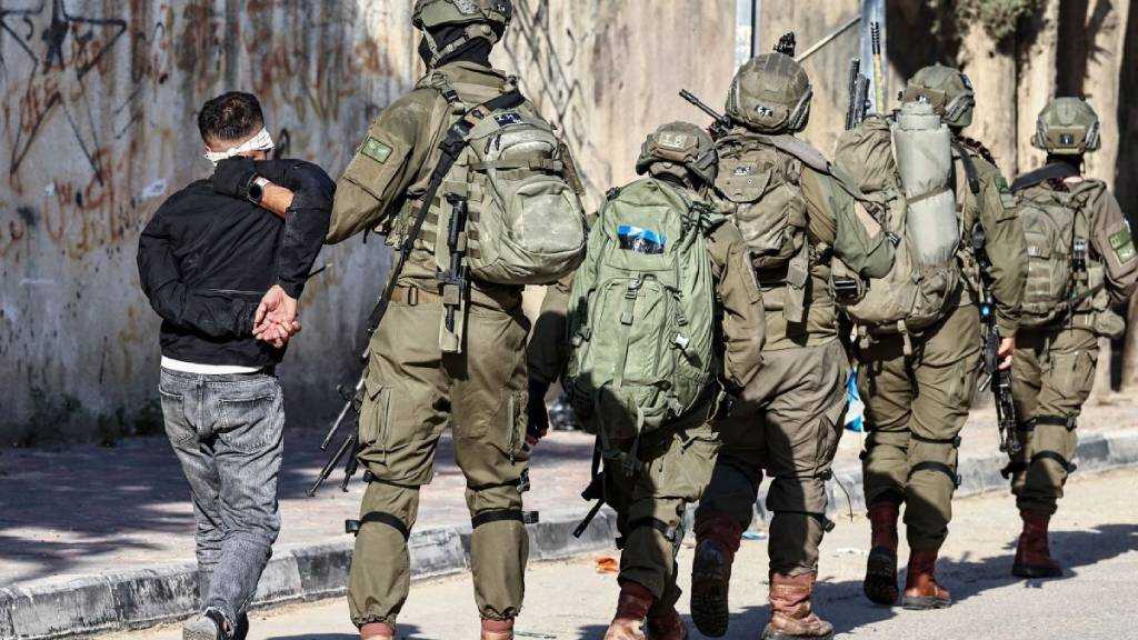  IOF Detain Over 100 Palestinians in West Bank Raids
