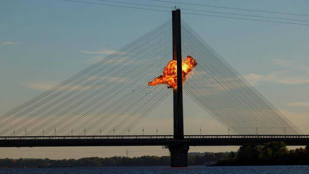  Russia Hits Key Kiev Bridge in Strike on Ukrainian Logistics