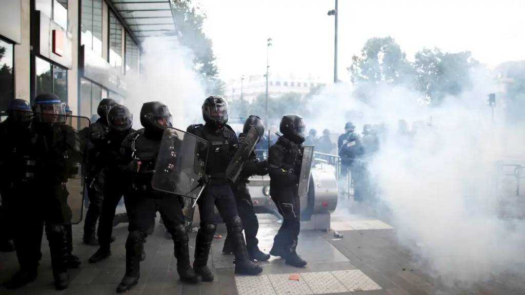  Paris Mayor Tear-Gassed While Shielding Student Protesters From Riot Police