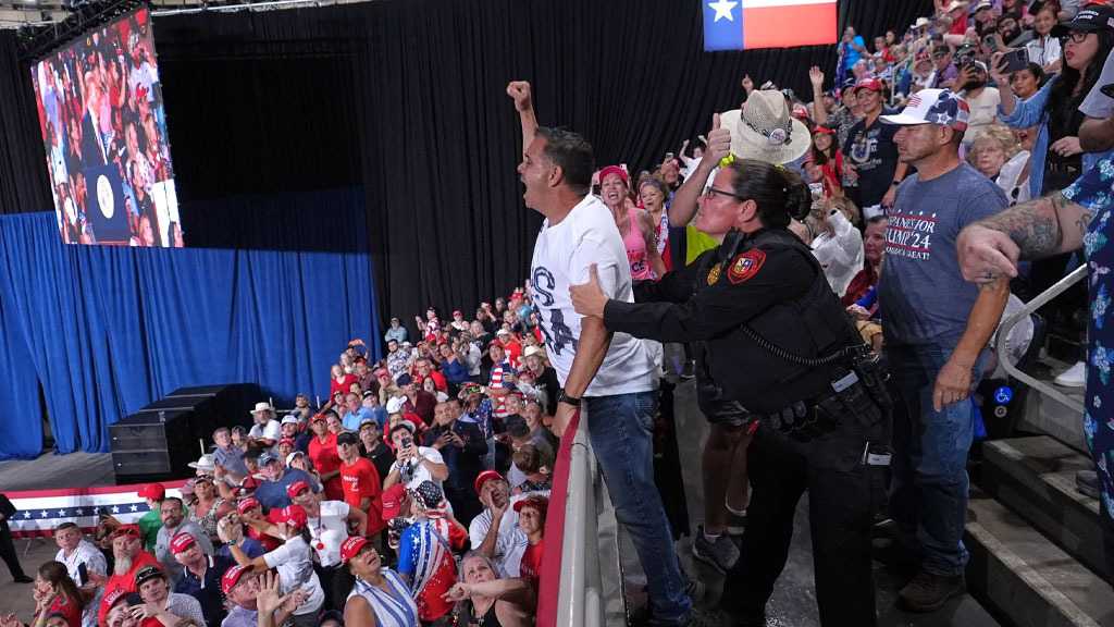  Trump Faces Repeated Protest Disruptions at Texas Campaign Rally