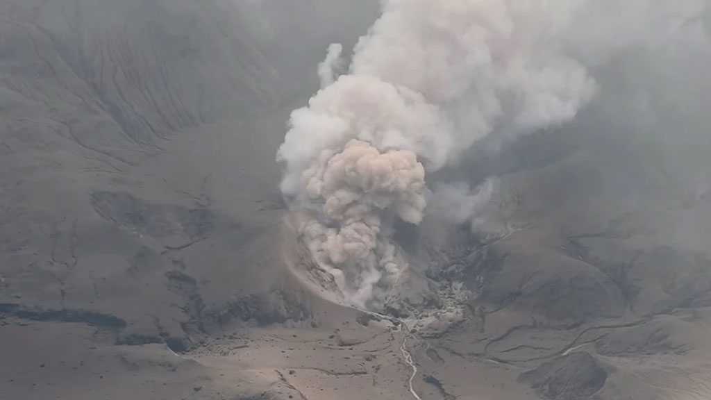  New Zealand Raises Aviation Alert as White Island Volcano Continues Ash Emissions