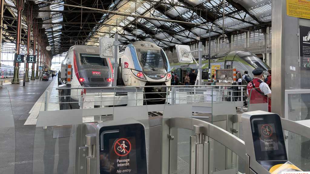  Storm Austen Cuts Power to Over 160k Households in France, Disrupts Transport