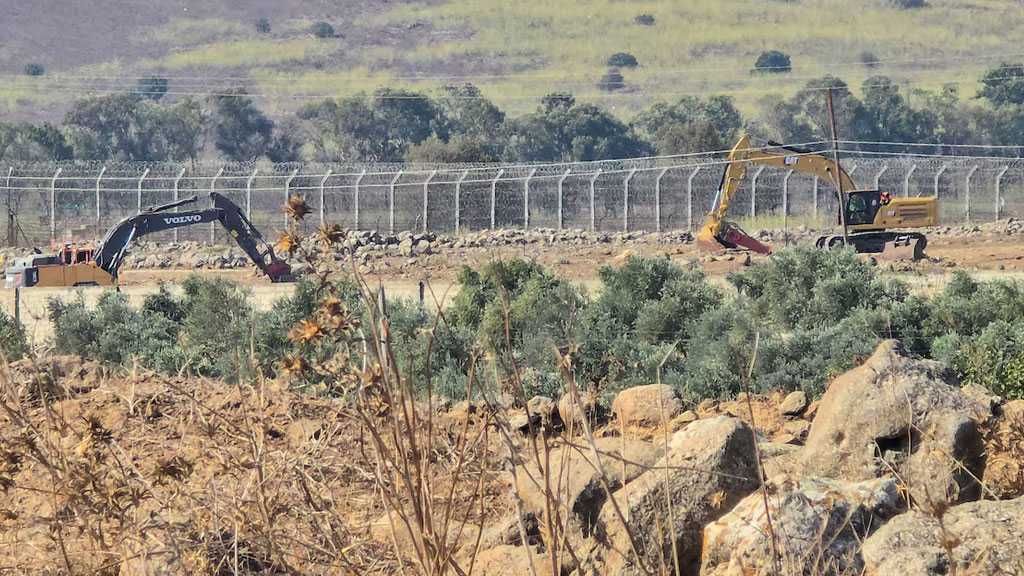 “Israeli” Forces Expand Military Fortifications Across Farmland in Southern Syria