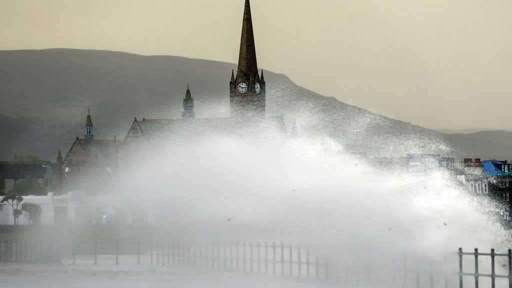 Storm Boelo Kills Two in UK, Leaves 90,000 Without Power