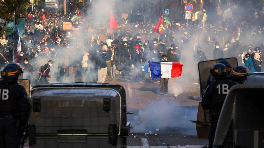  France: Protest Leaders Urge Pupils to Keep Barricading Schools